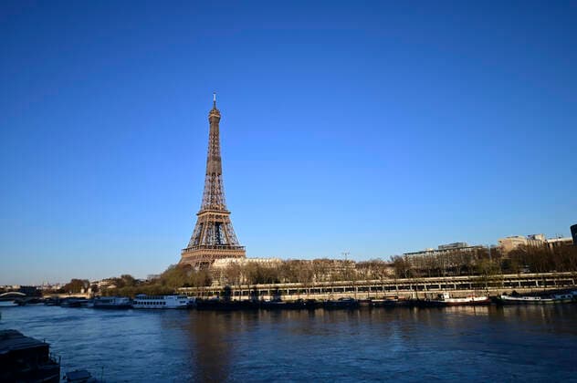 Ambiance de Paris - La seine sans activite - Tour Eiffel NEWS : COVID 19 a Paris - 24 03 2020 JBAutissier Panoramic 