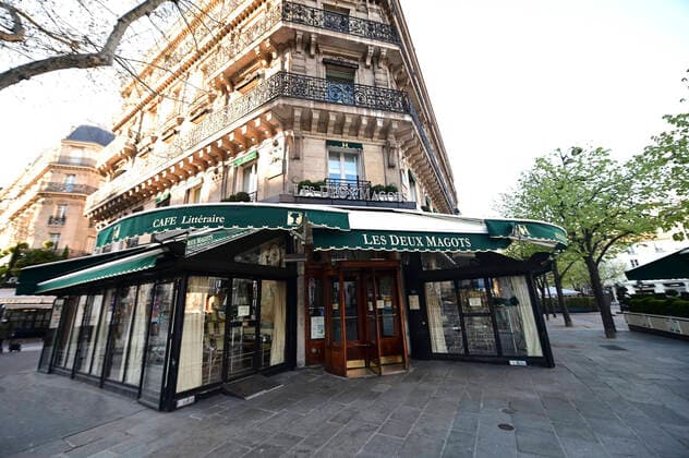 Ambiance a St Germain des Pres - Brasserie Les Deux Magots fermee NEWS : COVID 19 a Paris - 24 03 2020 JBAutissier Panoramic 