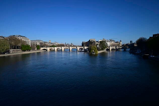 Ambiance de Paris - La seine sans activite NEWS : COVID 19 a Paris - 24 03 2020 JBAutissier Panoramic 