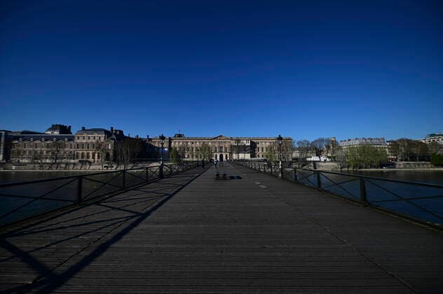 Pont des Arts NEWS : COVID 19 a Paris - 24 03 2020 JBAutissier Panoramic 