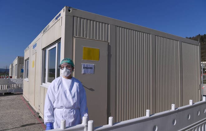 Tuebingen 24.03.2020 Corona: Container Ambulanz Tuebingen, Covid 19 Versorgung auf dem Tuebinger Festplatz. Eine Medizinstudentin warten vor einem Container auf Patienten zur ambulanten Versorgung.
