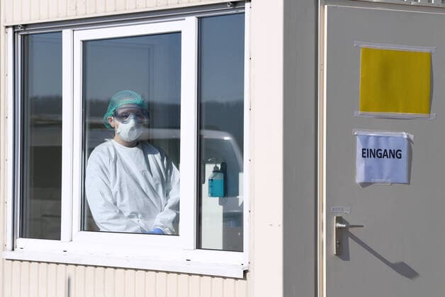 Tuebingen 24.03.2020 Corona: Container Ambulanz Tuebingen, Covid 19 Versorgung auf dem Tuebinger Festplatz. Eine Medizinstudentin warten in einem Container auf Patienten zur ambulanten Versorgung.