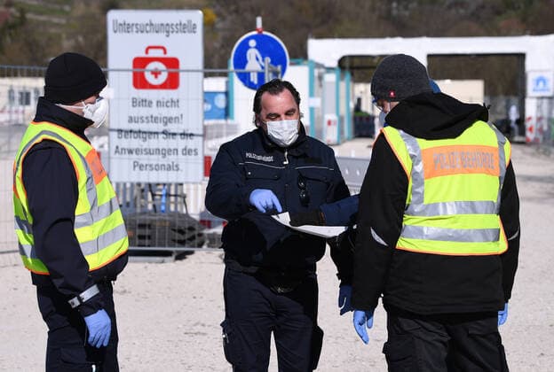 Tuebingen 24.03.2020 Corona: Container Ambulanz Tuebingen: Covid 19 Versorgung auf dem Tuebinger Festplatz. Mitarbeiter des Ordnungsamt organisieren die Zufahrt zur Untersuchungsstelle.