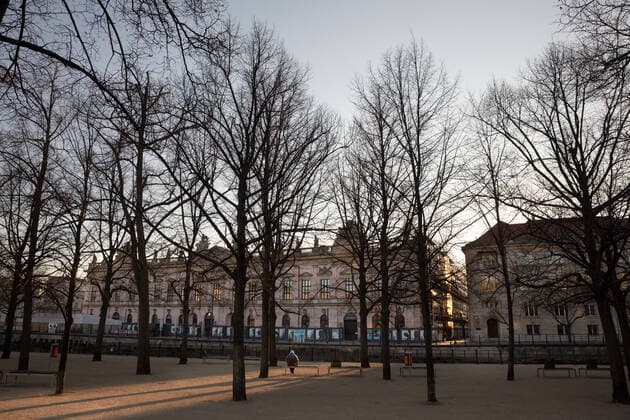 Maßnahmen zur Eindämmung der Coronavirus-Epidemie in Berlin Eine Person sitzt alleine auf einer Bank am Berliner Lustgarten. Seit dem 23.02.2020 gilt in Berlin durch eine Verordnung zum Schutz vor COVID-19 (Coronavirus SARS-CoV-2) ein Kontakverbot und eine Ausgangsbeschränkung, um die Ausbreitung des Coronavirus zu bekämpfen. Â Berlin Berlin Deutschland