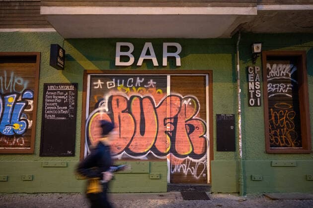 Maßnahmen zur Eindämmung der Coronavirus-Epidemie in Berlin Eine Joggerin läuft vor einer geschlossenen Bar in Berlin Friedrichshain während der Verordnung zum Schutz vor COVID-19 (Coronavirus SARS-CoV-2). Seit dem 23.02.2020 gilt in Berlin ein Kontakverbot und eine Ausgangsbeschränkung, um die Ausbreitung des Coronavirus zu bekämpfen, Bars, Cafes und Restaurants müssen geschlossen bleiben. Â Berlin Berlin Deutschland