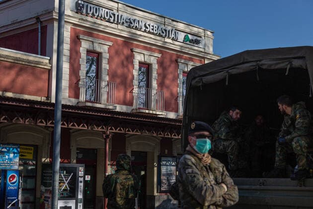 March 24, 2020, San Sebastian, Basque Country, Spain: A member of the Spanish army wearing a face mask as a preventive measure, during the corona virus pandemic..62 soldiers from the Spanish Army disinfected the San Sebastian train station in the Basque County, as a preventive measure against the spread of the coronavirus San Sebastian Spain - ZUMAs197 20200324_zaa_s197_157 Copyright: xJavixJuliox
