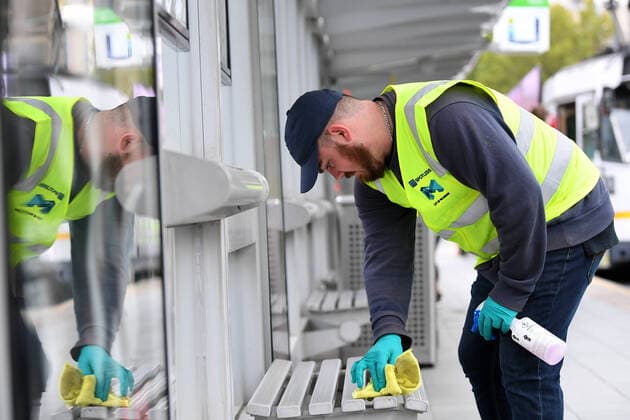 AUSTRALIA CORONAVIRUS COVID-19, A member of a cleaning team is seen working at tram shelter in Melbourne, Wednesday, March, 25, 2020. The Melbourne City Council has launched a cleaning blitz to help contain the spread of Coronavirus. ( NO ARCHIVING, EDITORIAL USE ONLY, NO USE IN BOOKS WITHOUT CONSENT MELBOURNE VICTORIA AUSTRALIA  Copyright: xJAMESxROSSx 20200325001459237946