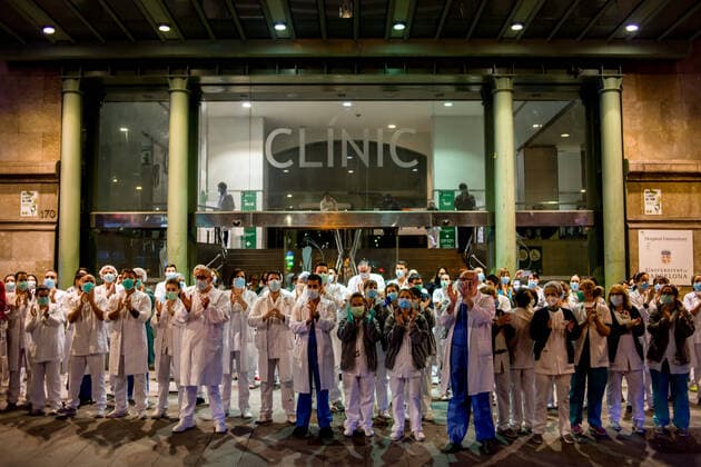 Bilder des Jahres 2020, News 03 März News Themen der Woche KW13 News Bilder des Tages March 24, 2020, Barcelona, Catalonia, Spain: Health workers from the Hospital Clinic de Barcelona take to the streets to applaud the people who cheer them up from the balconies every day at 8pm. SpainÃ¢â‚¬â ¢s coronavirus victims rise by 514 in a day, with 2,700 dead and nearly 40,000 infections Barcelona Spain - ZUMAb137 20200324_zap_b137_001 Copyright: xJordixBoixareux