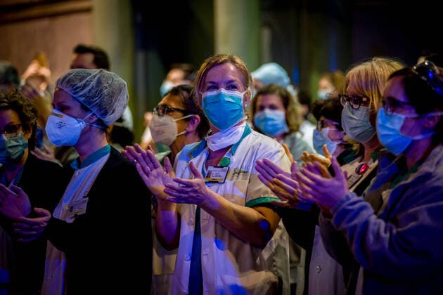 March 24, 2020, Barcelona, Catalonia, Spain: Health workers from the Hospital Clinic de Barcelona take to the streets to applaud the people who cheer them up from the balconies every day at 8pm. SpainÃ¢â‚¬â ¢s coronavirus victims rise by 514 in a day, with 2,700 dead and nearly 40,000 infections Barcelona Spain - ZUMAb137 20200324_zap_b137_003 Copyright: xJordixBoixareux