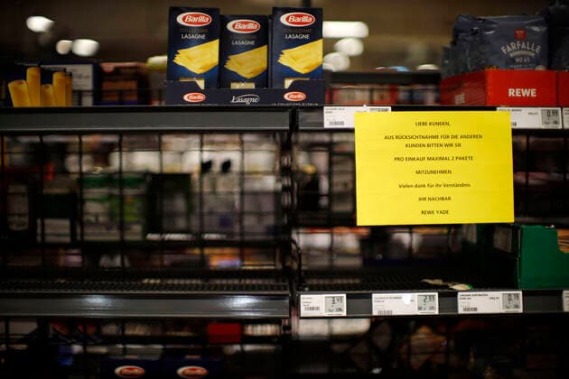Düsseldorf, Deutschland, Hinweisschild an einem fast leeren Warenregal im REWE-Markt Yade in Düsseldorf am 24.03.2020