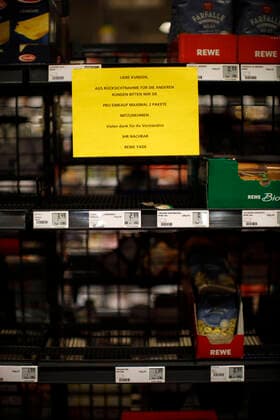 Düsseldorf, Deutschland, Hinweisschild an einem fast leeren Warenregal im REWE-Markt Yade in Düsseldorf am 24.03.2020