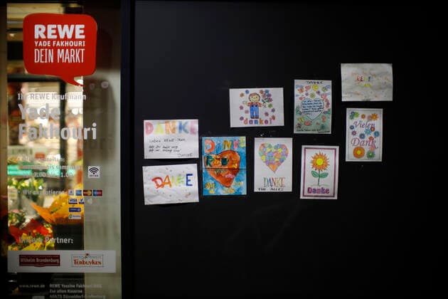 Düsseldorf, Deutschland, Kinderzeichnungen hängen im Eingangsbereich des REWE-Markt Yade in Düsseldorf am 24.03.2020