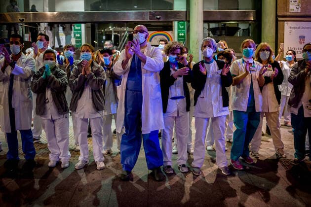 March 24, 2020, Barcelona, Catalonia, Spain: Health workers from the Hospital Clinic de Barcelona take to the streets to applaud the people who cheer them up from the balconies every day at 8pm. SpainÃ¢â‚¬â ¢s coronavirus victims rise by 514 in a day, with 2,700 dead and nearly 40,000 infections Barcelona Spain - ZUMAb137 20200324_zap_b137_009 Copyright: xJordixBoixareux