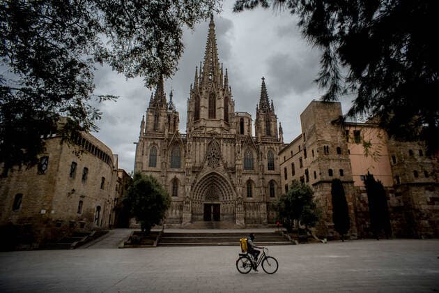 March 24, 2020, Barcelona, Catalonia, Spain: A delivery man from the home delivery company Glovo passes by the empty square of Barcelona s Cathedral. SpainÃ¢â‚¬â ¢s coronavirus victims rise by 514 in a day, with 2,700 dead and nearly 40,000 infections Barcelona Spain - ZUMAb137 20200324_zap_b137_020 Copyright: xJordixBoixareux