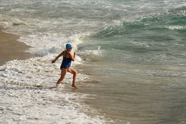 AUSTRALIA CORONAVIRUS COVID-19, A woman enters the water at the closed off Bronte Beach in Sydney, Tuesday, March 24, 2020. A shutdown of non-essential services is in effect Australia wide in a bid to slow the spread of the coronavirus (COVID-19) disease, with the state of NSW recording 818 positive tested cases. ( NO ARCHIVING, EDITORIAL USE ONLY, NO USE IN BOOKS WITHOUT CONSENT SYDNEY NSW AUSTRALIA  Copyright: xJOELxCARRETTx 20200325001459257696
