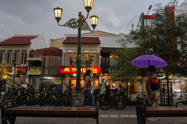 Covid 19 hit tourism in Yogyakarta, Indonesia. Taken picture at Malioboro Street is an icon of tourism in the Yogyakarta, Indonesia is devoid of tourist visits due to the spread of corona virus (Covid-19), on March 24, 2020. Usually the road is filled with thousands of domestic and foreign tourists every day. (Photo by Devi Rahman INA Photo Agency imago images) 