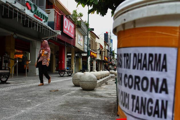 Covid 19 hit tourism in Yogyakarta, Indonesia. A women wearing a face masks walk in Malioboro Street which is an icon of tourism in the city of Yogyakarta, Indonesia is devoid of tourist visits due to the spread of corona virus (Covid 19), Tuesday, March 24, 2020. Usually the road is filled with thousands of domestic and foreign tourists every day. (Photo by Devi Rahman INA Photo Agency imago images) 