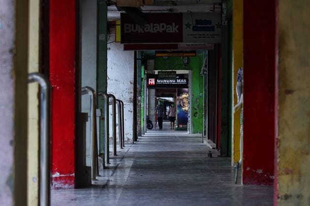 Covid 19 hit tourism in Yogyakarta, Indonesia. Taken picture at Malioboro Street is an icon of tourism in the Yogyakarta, Indonesia is devoid of tourist visits due to the spread of corona virus (Covid-19), on March 24, 2020. Usually the road is filled with thousands of domestic and foreign tourists every day. (Photo by Devi Rahman INA Photo Agency imago images) 