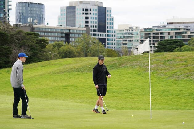 GOLF CORONAVIRUS MELBOURNE, Recreational golfers play on a bayside golf course in Melbourne, Wednesday, March 25, 2020. Australia will be placed into an even tighter lockdown from midnight on Wednesday night as governments desperately try to slow the spread of the coronavirus. ( NO ARCHIVING, EDITORIAL USE ONLY, NO USE IN BOOKS WITHOUT CONSENT MELBOURNE VIC AUSTRALIA  Copyright: xMICHAELxDODGEx 20200325001459365538