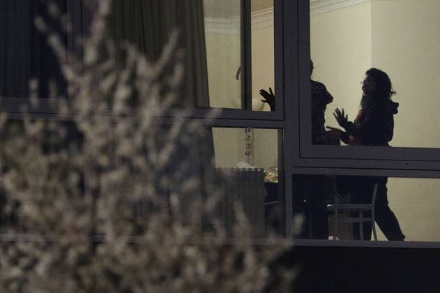 (200325) -- BRUSSELS, March 25, 2020 -- People applause at their balcony to show respect to the people working at the frontline combating the COVID-19 pandemic in Brussels, Belgium, March 24, 2020. ) BELGIUM-BRUSSELS-COVID-19-CITIZENS ZhengxHuansong 