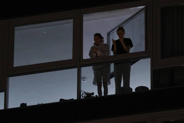 News Bilder des Tages (200325) -- BRUSSELS, March 25, 2020 -- People applause at their balcony to show respect to the people working at the frontline combating the COVID-19 pandemic in Brussels, Belgium, March 24, 2020. ) BELGIUM-BRUSSELS-COVID-19-CITIZENS ZhengxHuansong 