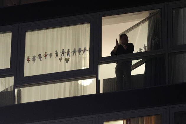(200325) -- BRUSSELS, March 25, 2020 -- A citizen applauses at the balcony to show respect to the people working at the frontline combating the COVID-19 pandemic in Brussels, Belgium, March 24, 2020. ) BELGIUM-BRUSSELS-COVID-19-CITIZENS ZhengxHuansong 