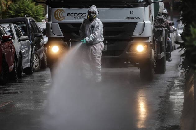 (200325) -- SAO PAULO, March 25, 2020 (Xinhua) -- A staff member disinfects the ground at the Clinicas Hospital in Sao Paulo, Brazil, March 24, 2020. The death toll from COVID-19 in Brazil has climbed to 46, with a total of 2,201 people infected, the Brazilian Health Ministry said on Tuesday. (Photo by Rahel Patrasso Xinhua) BRAZIL-SAO PAULO-COVID-19 