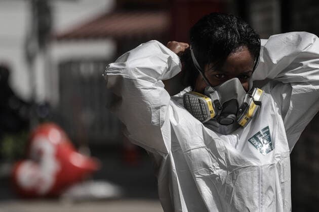 (200325) -- SAO PAULO, March 25, 2020 (Xinhua) -- A staff member of the Clinicas Hospital puts on protective suit and equipments before conducting disinfection in Sao Paulo, Brazil, March 24, 2020. The death toll from COVID-19 in Brazil has climbed to 46, with a total of 2,201 people infected, the Brazilian Health Ministry said on Tuesday. (Photo by Rahel Patrasso Xinhua) BRAZIL-SAO PAULO-COVID-19 