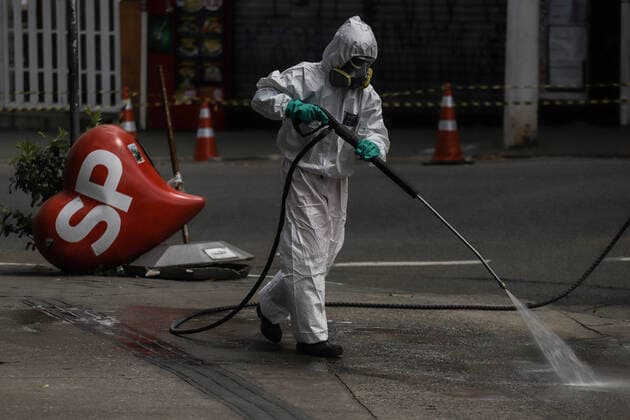 (200325) -- SAO PAULO, March 25, 2020 (Xinhua) -- A staff member disinfects the ground at the Clinicas Hospital in Sao Paulo, Brazil, March 24, 2020. The death toll from COVID-19 in Brazil has climbed to 46, with a total of 2,201 people infected, the Brazilian Health Ministry said on Tuesday. (Photo by Rahel Patrasso Xinhua) BRAZIL-SAO PAULO-COVID-19 