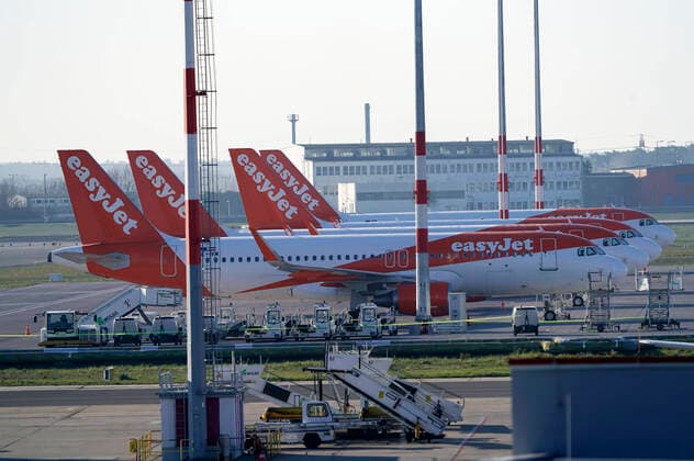 Viele Flugzeuge bleiben am Boden am Flughafen Berlin-Schönefeld. Aufgrund der Corona-Krise sind in Tegel und Schönefeld die Passagierzahlen eingebrochen. An diesem Dienstag sind in Tegel mehr als 80 Prozent der Linienflüge gestrichen, am kleineren Airport Schönefeld gut die Hälfte. Berlin, 24.03.2020