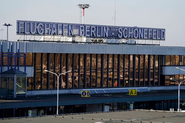 Viele Flugzeuge bleiben am Boden am Flughafen Berlin-Schönefeld. Aufgrund der Corona-Krise sind in Tegel und Schönefeld die Passagierzahlen eingebrochen. An diesem Dienstag sind in Tegel mehr als 80 Prozent der Linienflüge gestrichen, am kleineren Airport Schönefeld gut die Hälfte. Berlin, 24.03.2020
