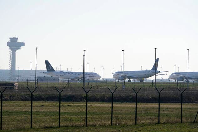 Viele Flugzeuge bleiben am Boden am Flughafen Berlin-Schönefeld. Aufgrund der Corona-Krise sind in Tegel und Schönefeld die Passagierzahlen eingebrochen. An diesem Dienstag sind in Tegel mehr als 80 Prozent der Linienflüge gestrichen, am kleineren Airport Schönefeld gut die Hälfte. Berlin, 24.03.2020