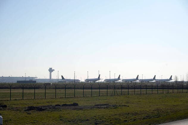 Viele Flugzeuge bleiben am Boden am Flughafen Berlin-Schönefeld. Aufgrund der Corona-Krise sind in Tegel und Schönefeld die Passagierzahlen eingebrochen. An diesem Dienstag sind in Tegel mehr als 80 Prozent der Linienflüge gestrichen, am kleineren Airport Schönefeld gut die Hälfte. Berlin, 24.03.2020
