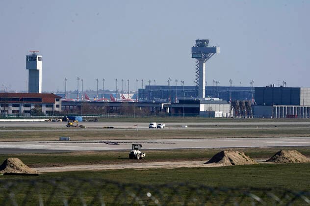 Viele Flugzeuge bleiben am Boden am Flughafen Berlin-Schönefeld. Aufgrund der Corona-Krise sind in Tegel und Schönefeld die Passagierzahlen eingebrochen. An diesem Dienstag sind in Tegel mehr als 80 Prozent der Linienflüge gestrichen, am kleineren Airport Schönefeld gut die Hälfte. Berlin, 24.03.2020