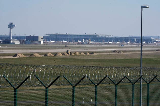 Viele Flugzeuge bleiben am Boden am Flughafen Berlin-Schönefeld. Aufgrund der Corona-Krise sind in Tegel und Schönefeld die Passagierzahlen eingebrochen. An diesem Dienstag sind in Tegel mehr als 80 Prozent der Linienflüge gestrichen, am kleineren Airport Schönefeld gut die Hälfte. Berlin, 24.03.2020