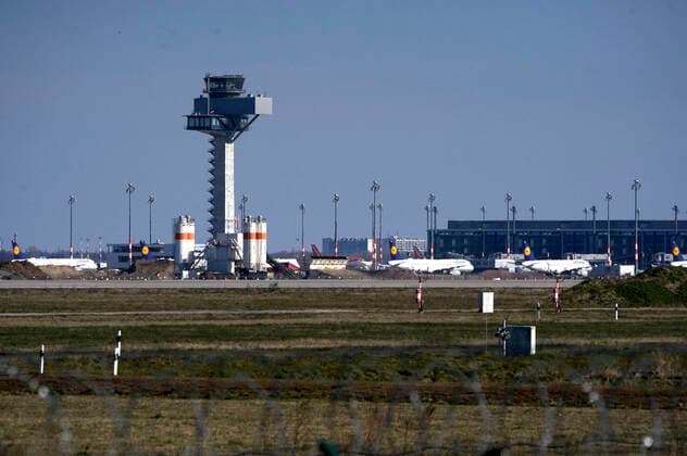Viele Flugzeuge bleiben am Boden am Flughafen Berlin-Schönefeld. Aufgrund der Corona-Krise sind in Tegel und Schönefeld die Passagierzahlen eingebrochen. An diesem Dienstag sind in Tegel mehr als 80 Prozent der Linienflüge gestrichen, am kleineren Airport Schönefeld gut die Hälfte. Berlin, 24.03.2020