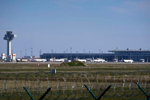 Viele Flugzeuge bleiben am Boden am Flughafen Berlin-Schönefeld. Aufgrund der Corona-Krise sind in Tegel und Schönefeld die Passagierzahlen eingebrochen. An diesem Dienstag sind in Tegel mehr als 80 Prozent der Linienflüge gestrichen, am kleineren Airport Schönefeld gut die Hälfte. Berlin, 24.03.2020