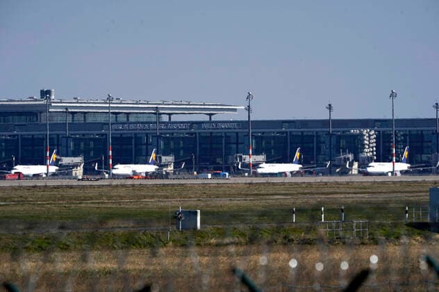 Viele Flugzeuge bleiben am Boden am Flughafen Berlin-Schönefeld. Aufgrund der Corona-Krise sind in Tegel und Schönefeld die Passagierzahlen eingebrochen. An diesem Dienstag sind in Tegel mehr als 80 Prozent der Linienflüge gestrichen, am kleineren Airport Schönefeld gut die Hälfte. Berlin, 24.03.2020