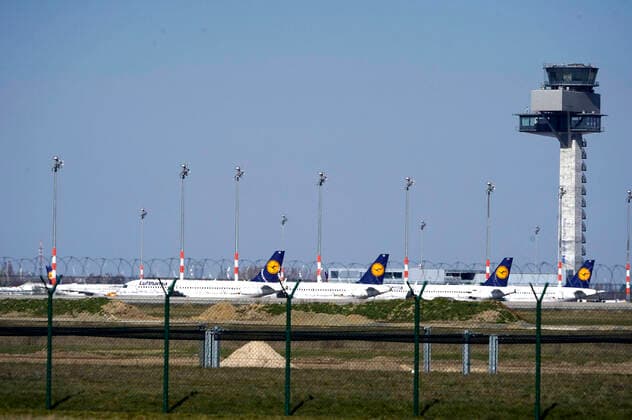 Viele Flugzeuge bleiben am Boden am Flughafen Berlin-Schönefeld. Aufgrund der Corona-Krise sind in Tegel und Schönefeld die Passagierzahlen eingebrochen. An diesem Dienstag sind in Tegel mehr als 80 Prozent der Linienflüge gestrichen, am kleineren Airport Schönefeld gut die Hälfte. Berlin, 24.03.2020