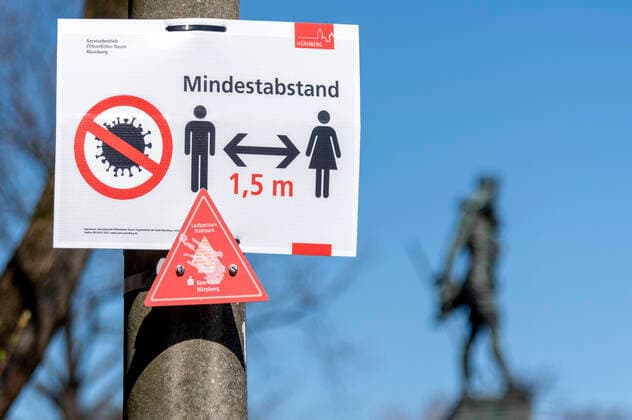Hinweisschild zum Mindestabstand wegen der Coronakrise im Stadtpark. Nürnberg, 24.03.2020
