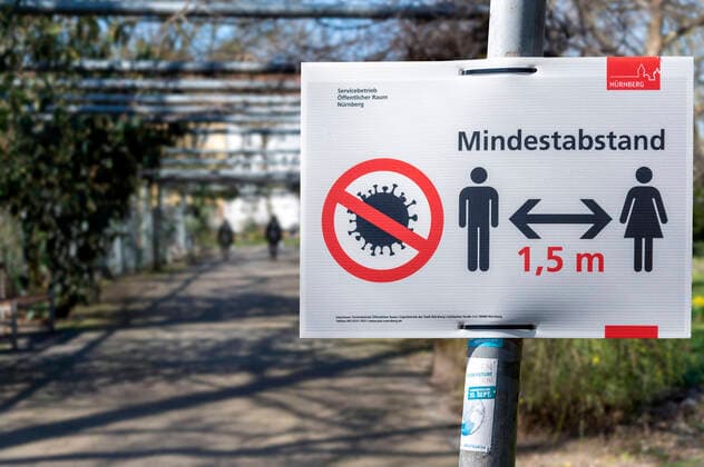 Hinweisschild zum Mindestabstand wegen der Coronakrise im Stadtpark. Nürnberg, 24.03.2020