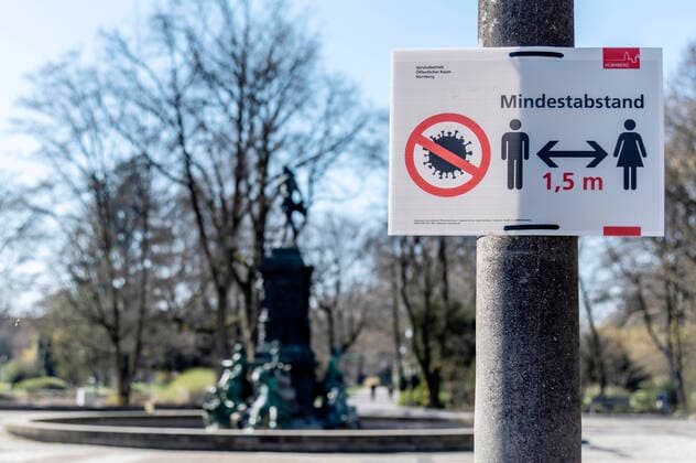Hinweisschild zum Mindestabstand wegen der Coronakrise im Stadtpark. Nürnberg, 24.03.2020