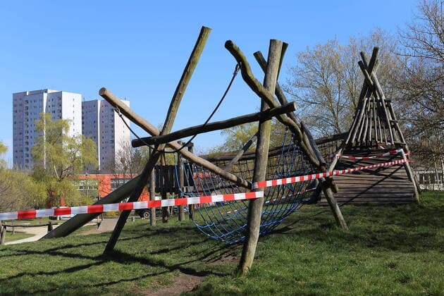 Gesperrter Spielplatz aufgrund der Verbreitung des Coronavirus, Potsdam, 24. März 2020. Coronavirus: Gesperrte Spielplätze in Potsdam