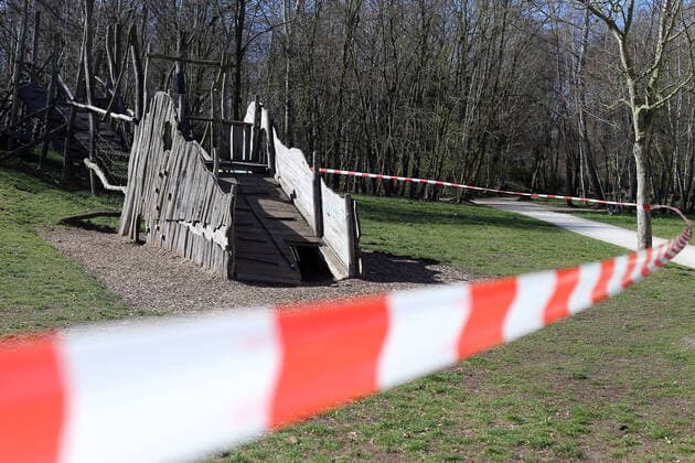 Gesperrter Spielplatz aufgrund der Verbreitung des Coronavirus, Potsdam, 24. März 2020. Coronavirus: Gesperrte Spielplätze in Potsdam
