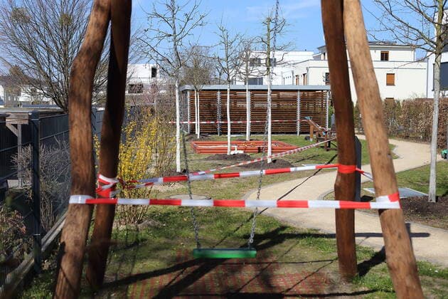 Gesperrter Spielplatz aufgrund der Verbreitung des Coronavirus, Potsdam, 24. März 2020. Coronavirus: Gesperrte Spielplätze in Potsdam