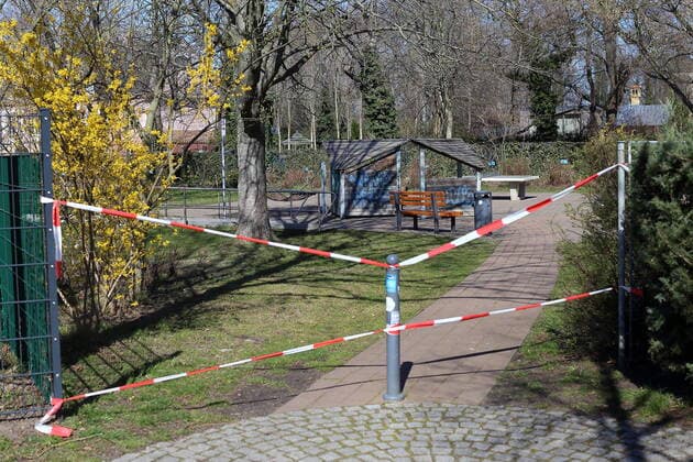 Gesperrter Spielplatz aufgrund der Verbreitung des Coronavirus, Potsdam, 24. März 2020. Coronavirus: Gesperrte Spielplätze in Potsdam