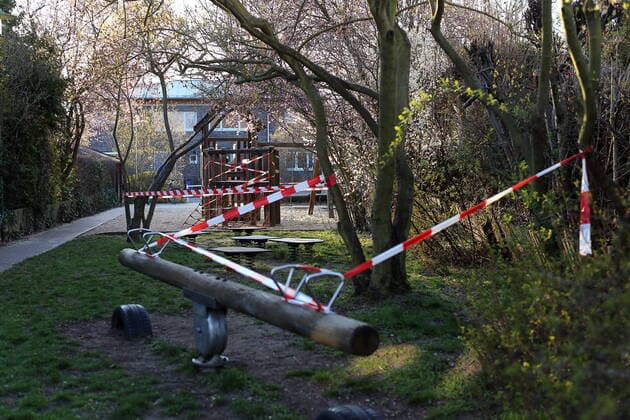 Gesperrter Spielplatz aufgrund der Verbreitung des Coronavirus, Potsdam, 24. März 2020. Coronavirus: Gesperrte Spielplätze in Potsdam