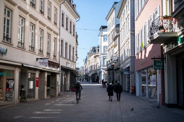 Coronavirus, Straßenansichten Wiesbaden 24.03.2020 Wiesbaden x1x Leben in Zeiten der Kontaktsperre zur Verringerung der Ansteckung mit dem Corona-Virus. Im Bild: Blick in die Marktstraße. Wiesbaden Wiesbaden Hessen Germany
