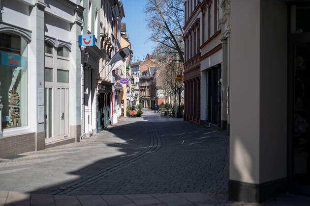 Coronavirus, Straßenansichten Wiesbaden 24.03.2020 Wiesbaden x1x Leben in Zeiten der Kontaktsperre zur Verringerung der Ansteckung mit dem Corona-Virus. Im Bild: Blick in das Prinzengäßchen. Wiesbaden Wiesbaden Hessen Germany