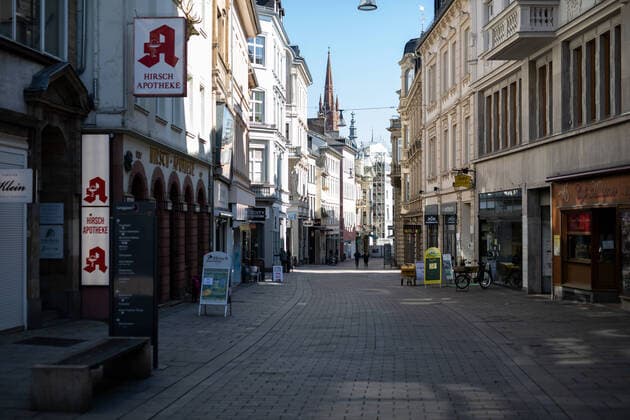 Coronavirus, Straßenansichten Wiesbaden 24.03.2020 Wiesbaden x1x Leben in Zeiten der Kontaktsperre zur Verringerung der Ansteckung mit dem Corona-Virus. Im Bild: Blick in die Marktstraße. Wiesbaden Wiesbaden Hessen Germany